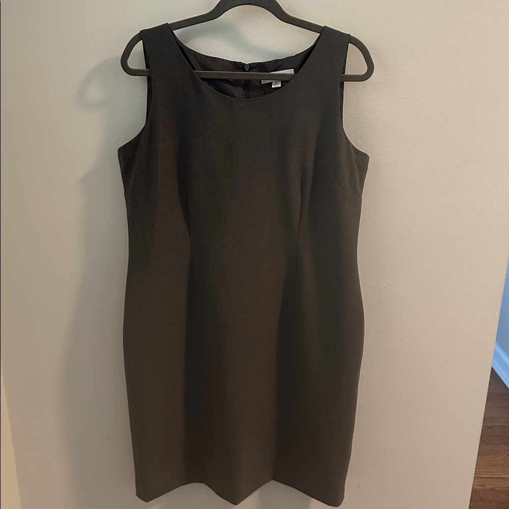 Elegant Ann Klein Gray Sleeveless Dress